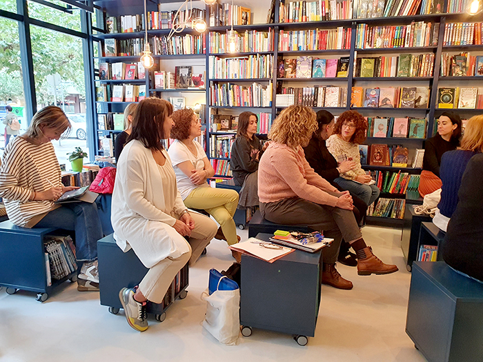 Un grupo de comerciantes participa en uno de los talleres de comunicación en la Librería La Llave en el marco del programa Yo Soy Comercio Sostenible en su edición de 2022
